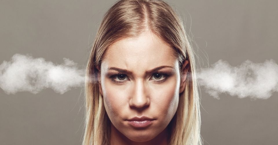 Boze vrouw met stoom uit haar oren – een overdreven maar herkenbaar beeld van opgekropte woede.