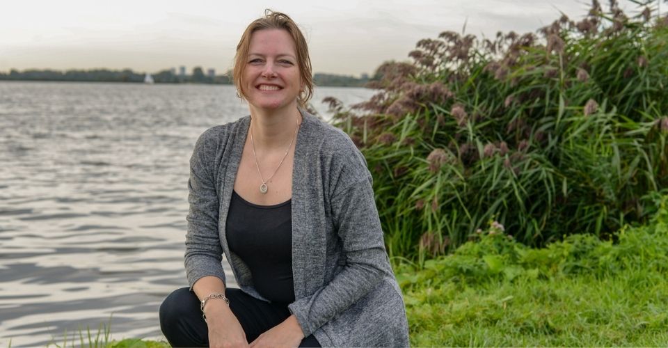 Portret van een trotse vrouwelijke ondernemer in de natuur – reflectie op vallen, opstaan en het pad van zelfstandig ondernemen.