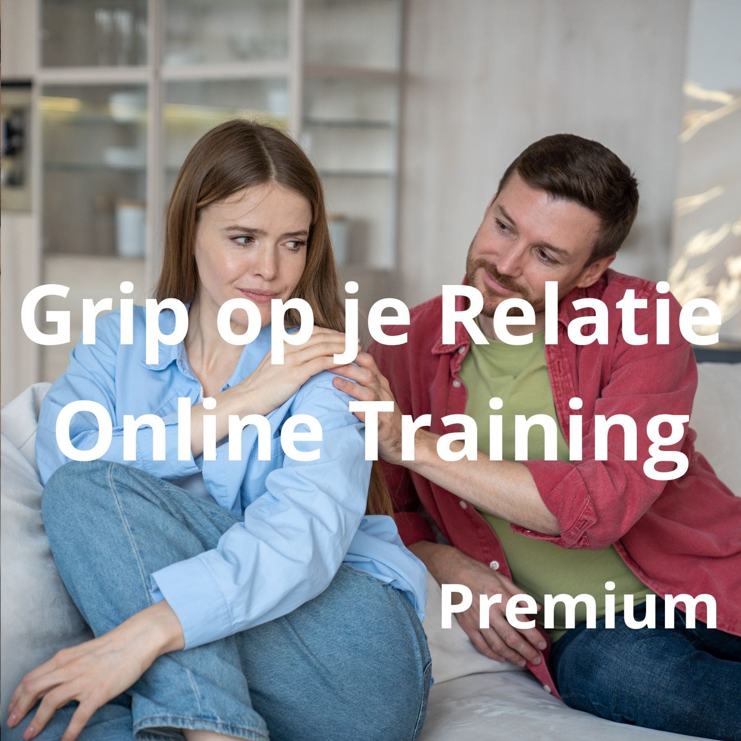 Foto van een stel op de bank dat elkaar aankijkt na een relatiecrisis met de tekst: Grip op je Relatie Online Training Premium