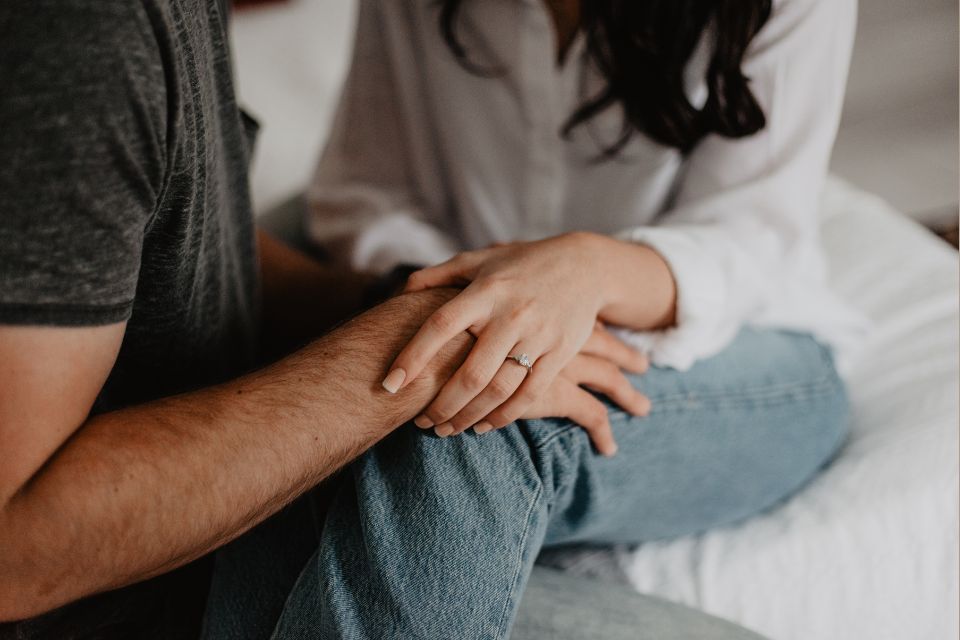 Beeld van een man en een vrouw wat veiligheid en respect voor elkaars grenzen aantoont binnen een relatie