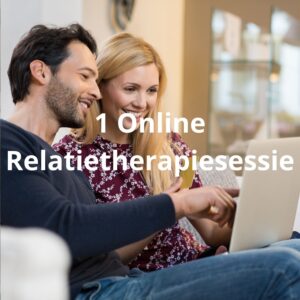 Foto van een stel dat samen voor een laptop zit voor hun online relatietherapie sessie
