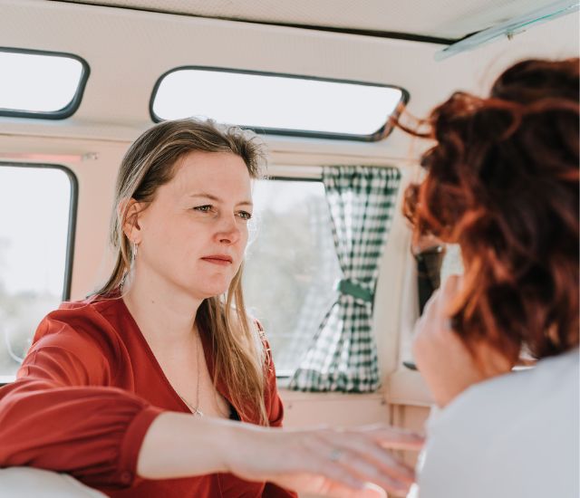 aanmelden-nieuwsbrief-tips-balans-relatie-leven Monique in een luisterend gesprek, een moment van echte verbinding – ontdek via de nieuwsbrief hoe jij meer grip krijgt op je leven en je relatie.